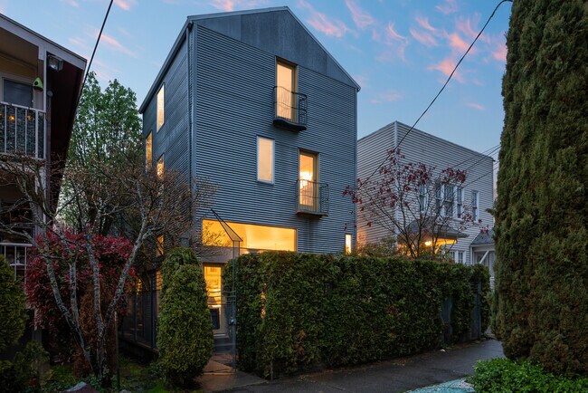 Primary Photo - 213 11th Ave E