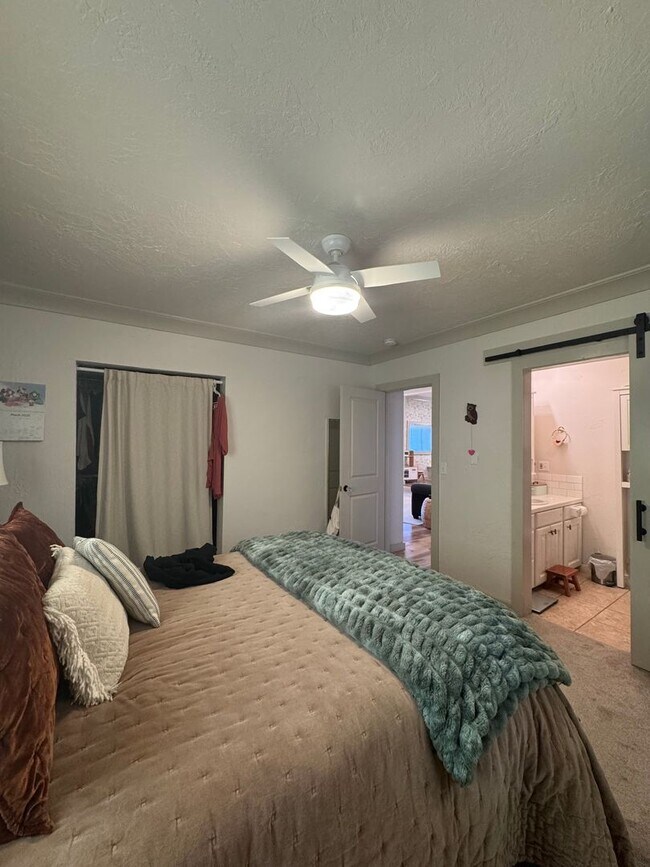 Building Photo - Updated 3 Bed/ 2 Bath Rental