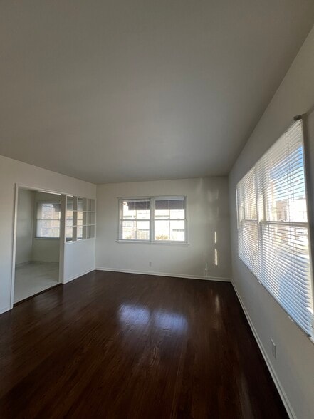 Building Photo - 2610-2612 Santa Monica Blvd