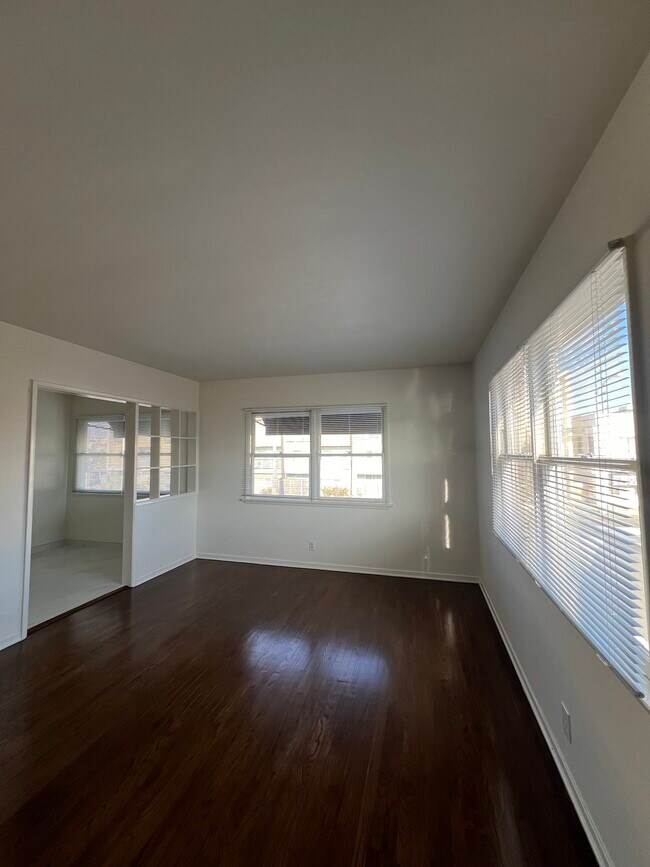 Building Photo - 2610-2612 Santa Monica Blvd