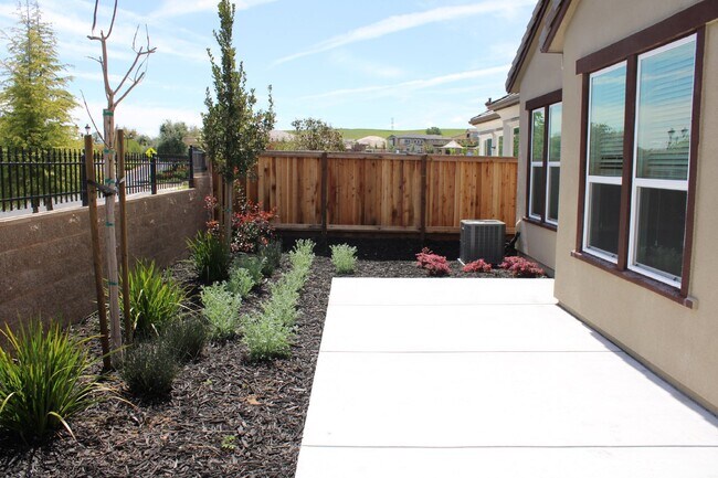 Building Photo - Newer 2 Bed/2 Bath with Office in 55+ Gate...