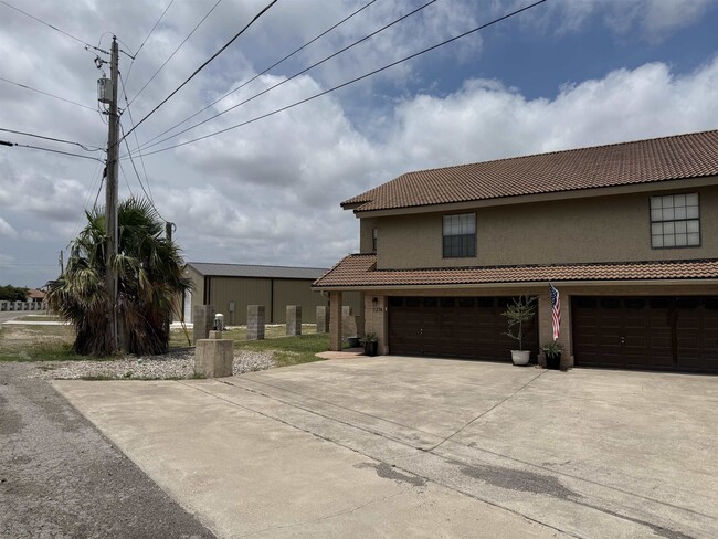 Building Photo - 737 Lago Vista Dr
