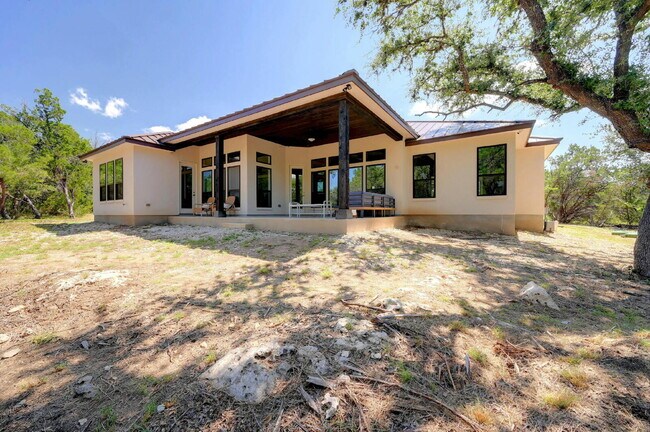 Building Photo - Spacious 4-Bed Oasis at this Canyon Lake Gem!