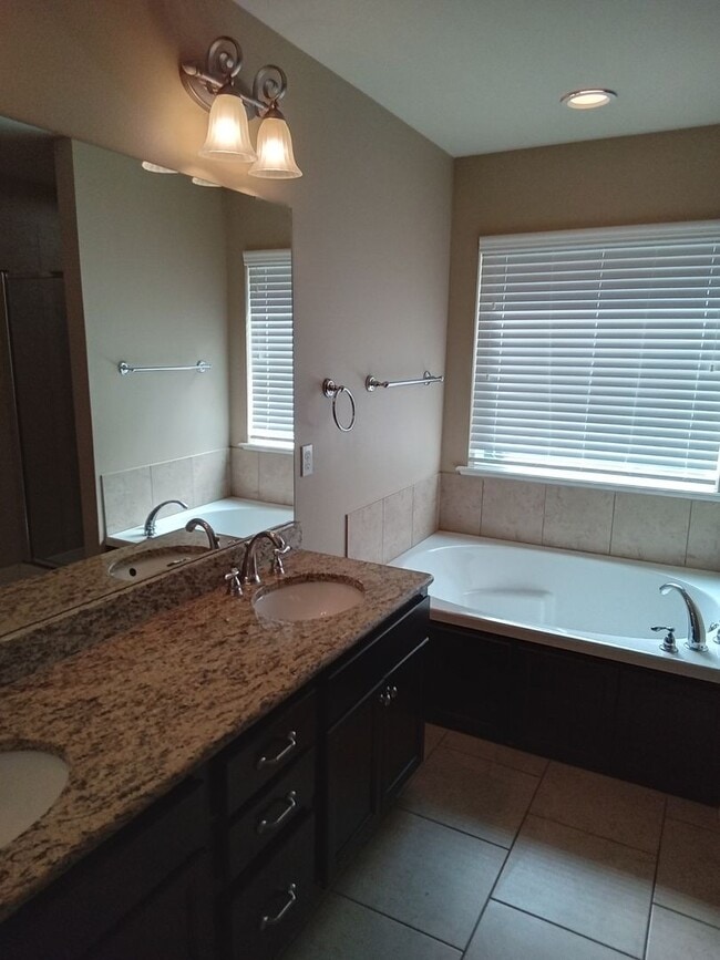 Building Photo - Savannah Place Dream Home