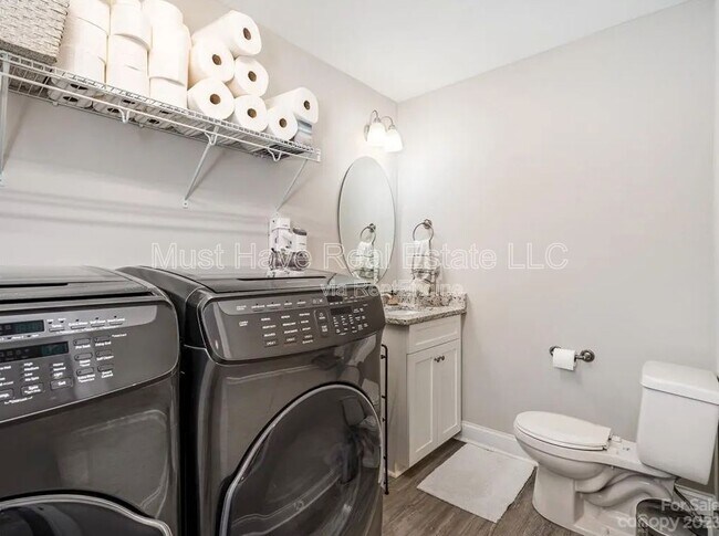 Building Photo - 1328 26th Ave NE