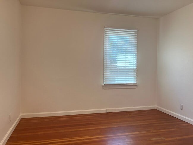 Building Photo - Charming Three Bedroom Home in Central Salem