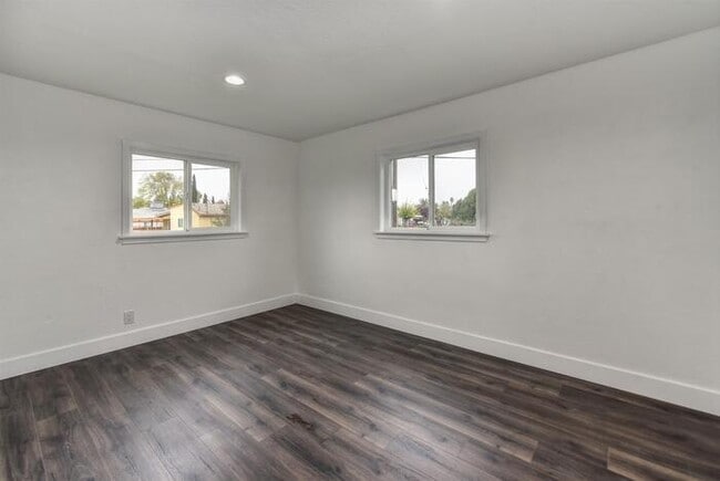Building Photo - Beautifully Remodeled Duplex - 2 Bed, 1 Bath