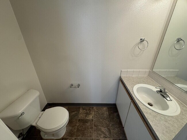 Building Photo - 3 bedroom, 2.5 bath Townhouse
