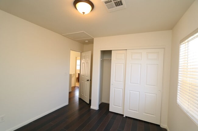 Building Photo - Cozy 3 bedrooms