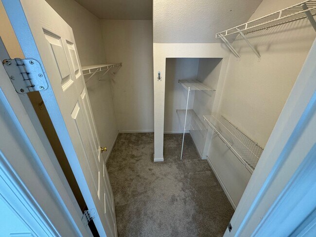 Building Photo - Spacious 3 Bed 3 Bath Condo With Balcony I...