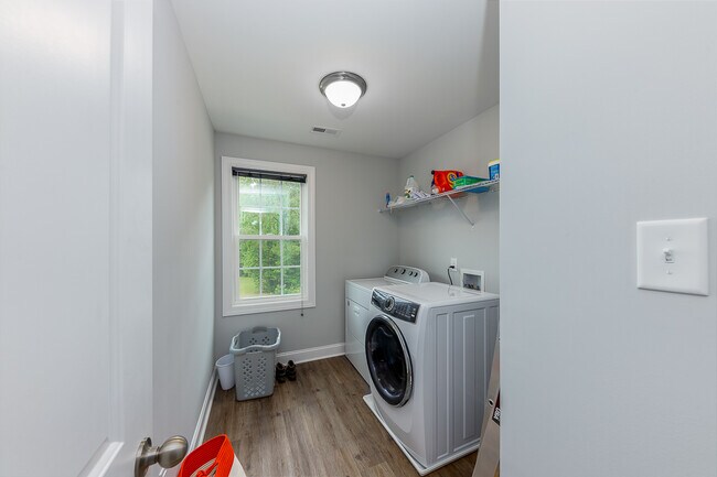 Building Photo - 105 Nice Dr