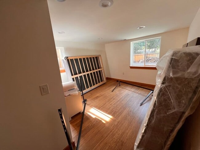 Building Photo - Lake city