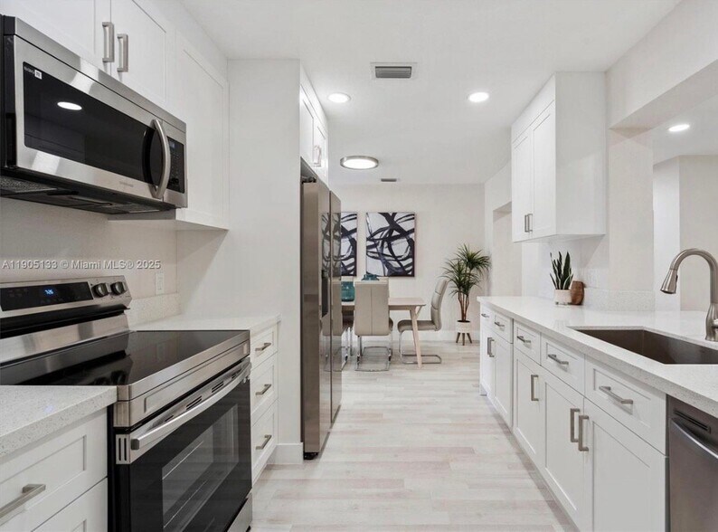 Building Photo - 4220 SW 21st St