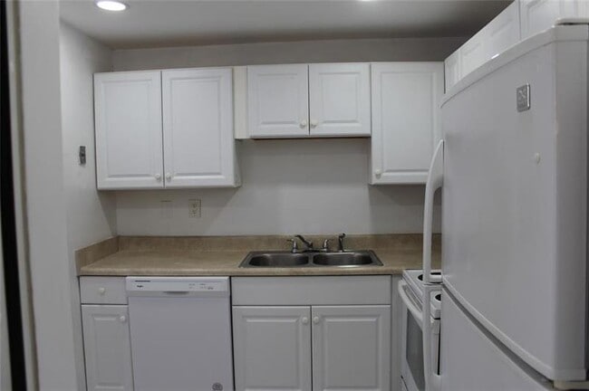 Building Photo - 1720 Funston St