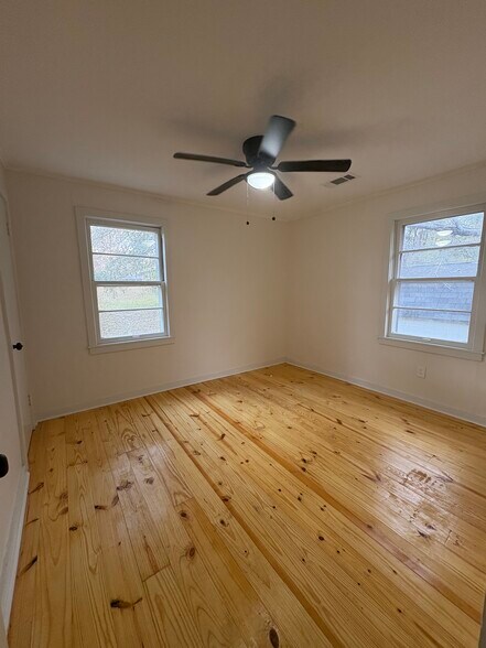 Building Photo - 492 Mobile St