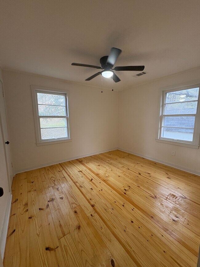 Building Photo - 492 Mobile St