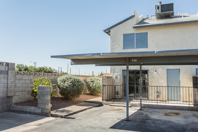 Building Photo - Great 2 Bedroom 1.5 Bath Townhome in Henderson