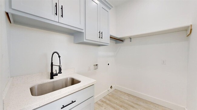 Building Photo - 4867 N Oakland Ln