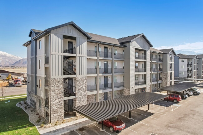 Primary Photo - Arrowhead Place Luxury Apartment Homes