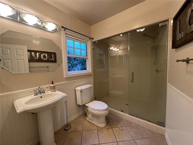 Building Photo - 1850 Wilson Ave