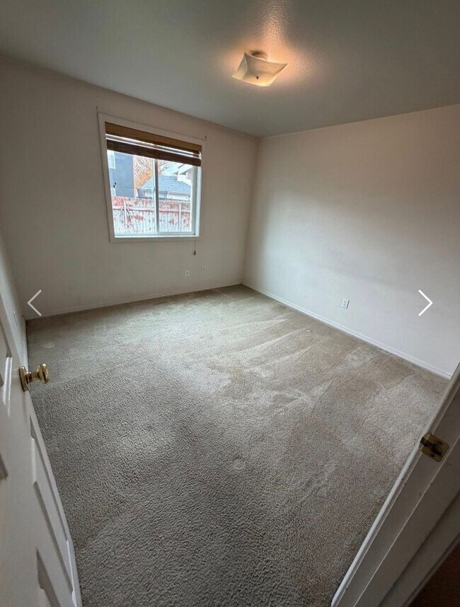 Building Photo - 3 bed|2 bath house with NEW PAINT & CARPET!