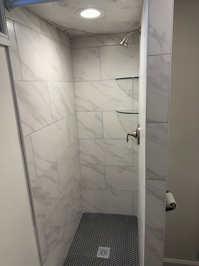 Building Photo - Newly Remodeled 5 Bed, 3 Bath Home – 2-Car...