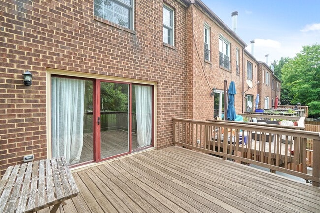 Building Photo - 7121 Bradshaw Ct E