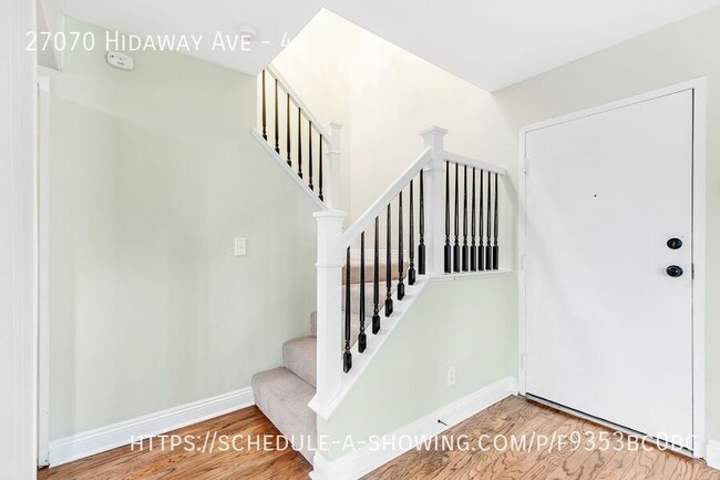 Building Photo - Beautiful 2 Bed + 1.5 Bath Townhome + Pati...