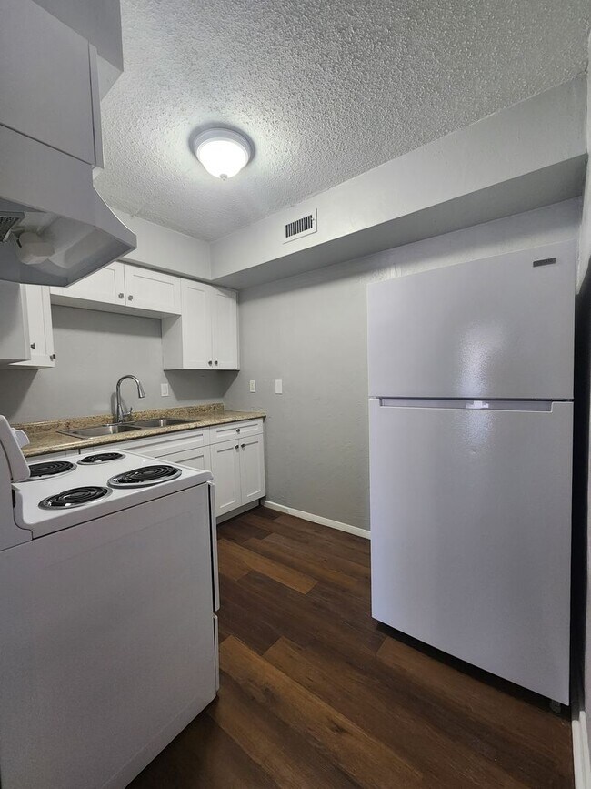 Building Photo - ** COMING SOON ** RENOVATED 2 Bedroom 1 Ba...