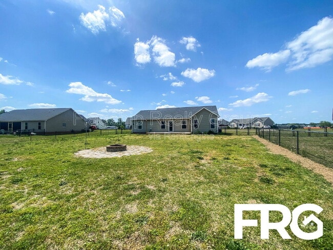 Building Photo - 200 Willow Pond Dr
