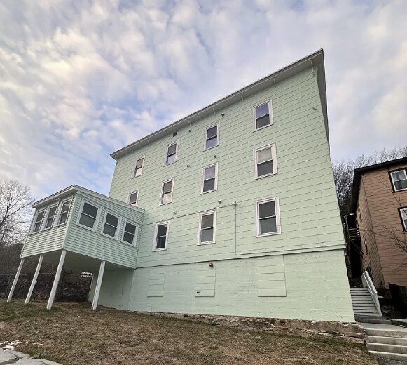 Building Photo - 32 Ashburnham Hill Rd