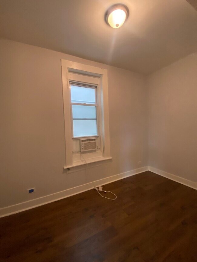 Building Photo - 851 N Mozart St
