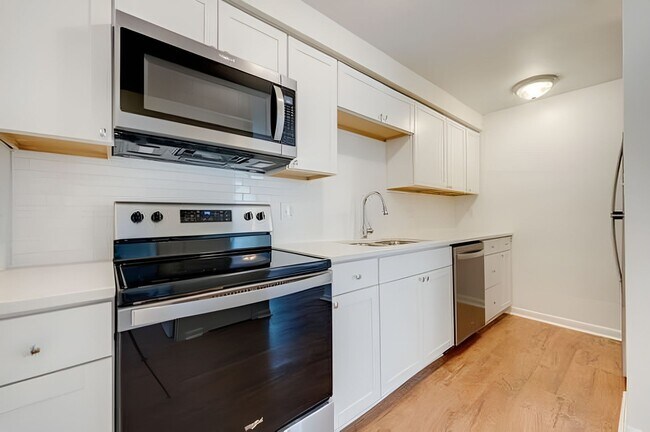 Building Photo - Avail July 1: 2BR Apt in Crafton, 1 Off Street Parking, AC, W/D included, Quartz Countertops, DW,...