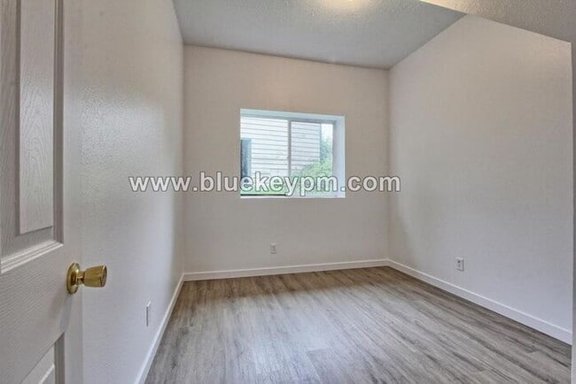 Building Photo - 1 Bed, 1 Bath Duplex Unit in Parkrose