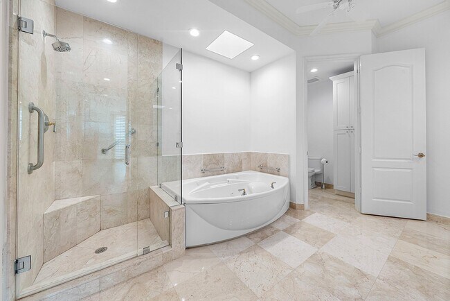 Building Photo - 550 SE Mizner Blvd