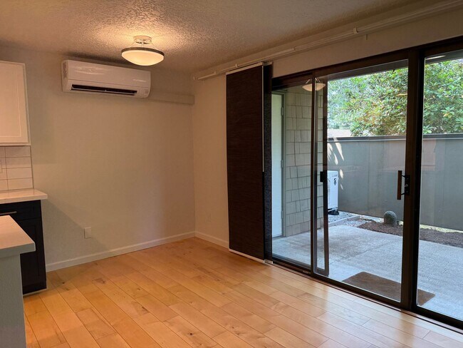 Building Photo - 11 Crestfield Ct