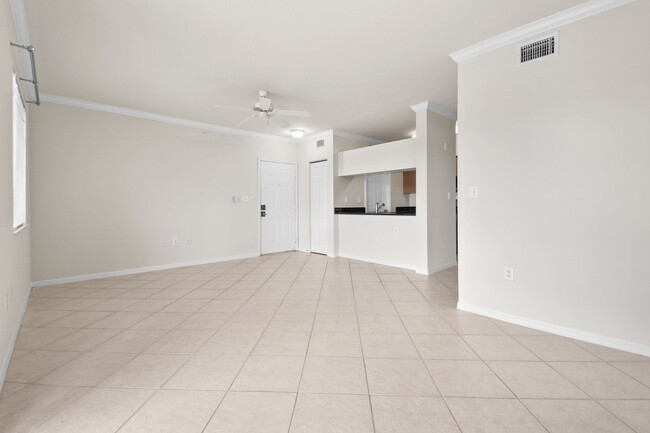 Building Photo - Stylish and luxurious 1-bedroom, 1-bath co...