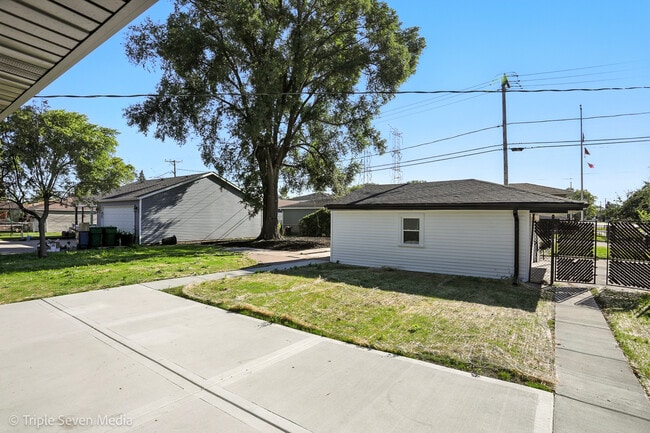 Building Photo - 8053 Newland Ave