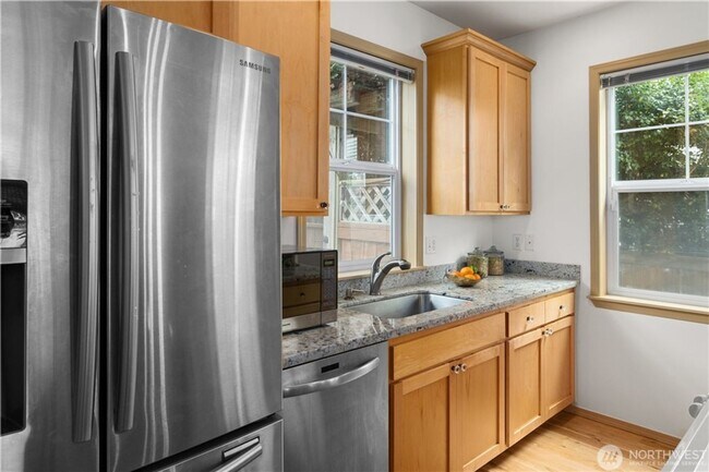 Building Photo - Spacious 3bd/3ba Townhouse