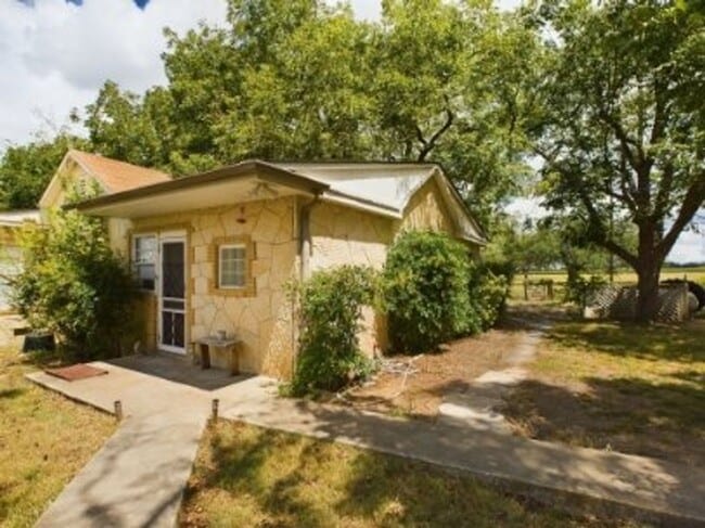 Building Photo - Cozy three bedroom in Hye Texas