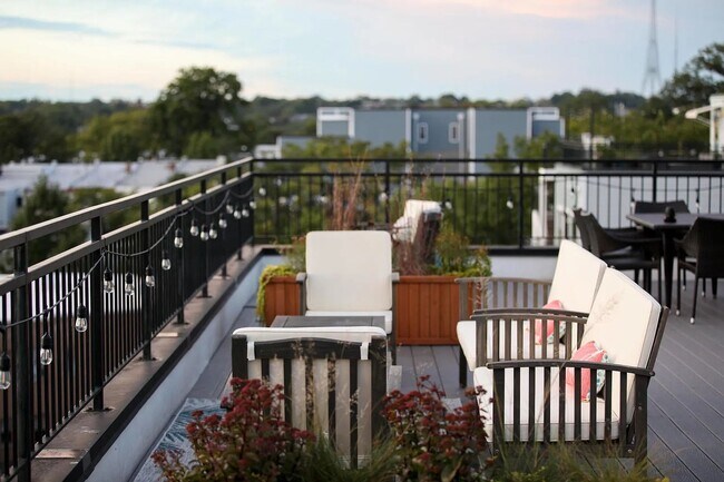 Building Photo - Sunny 1 bed + den 870 sq ft in heart of Petworth!