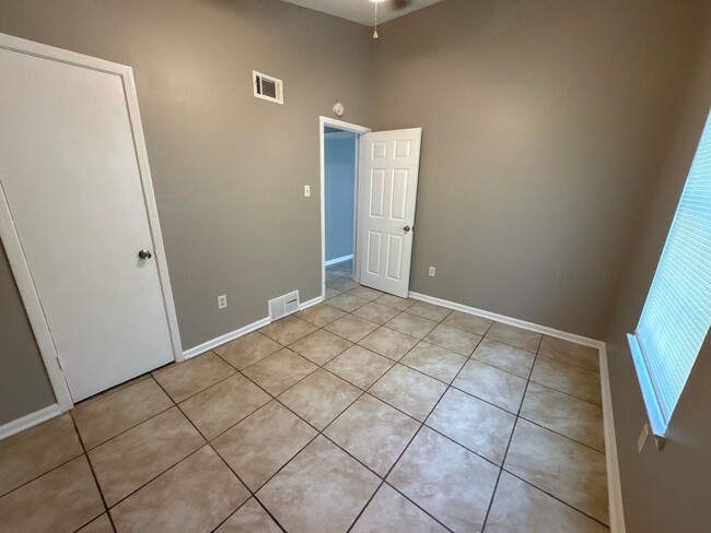 Building Photo - Newly Listed Home in Oakhaven