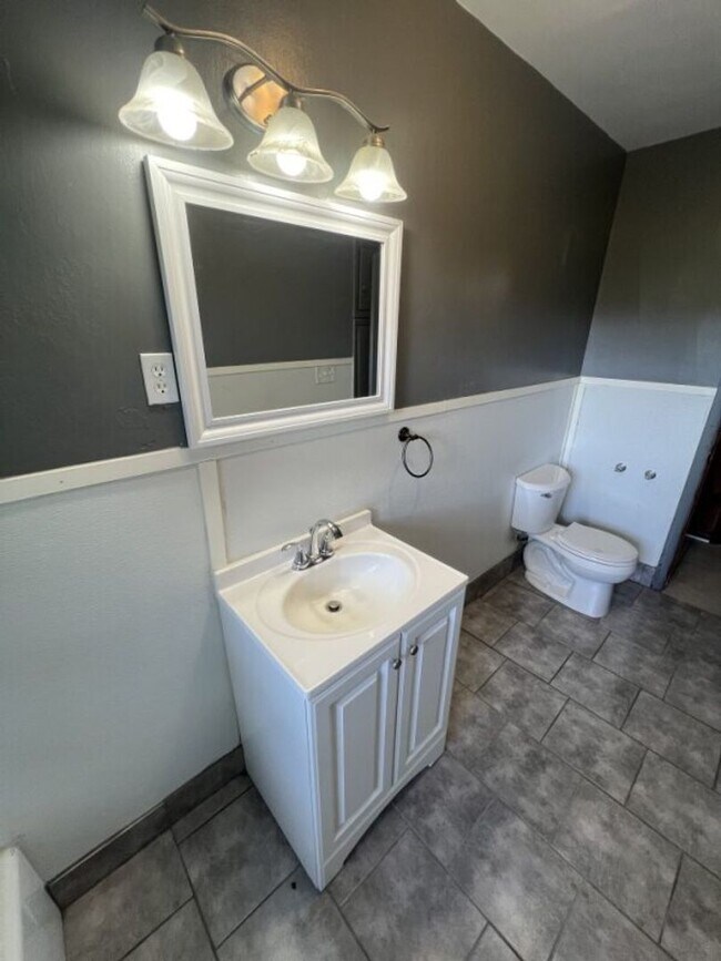 Building Photo - Charming 2 Bedroom Duplex on Sunshine Rd