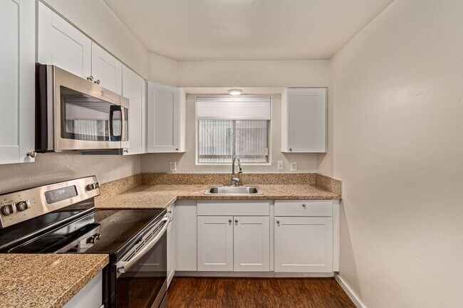 Building Photo - 1 Bed | 1 Bath -  Courtyard Style Unit