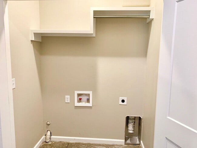 Building Photo - 3 bed/ 2 bath Townhome!!!
