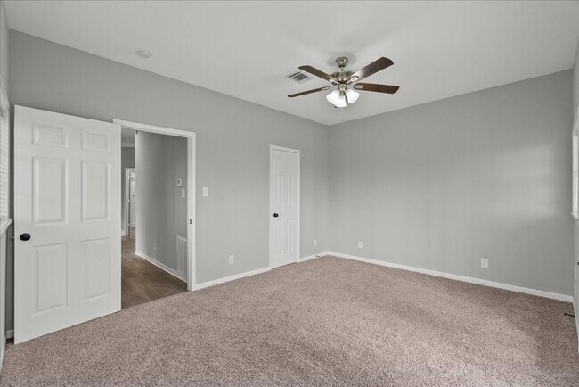 Building Photo - 401 Paradise Dr