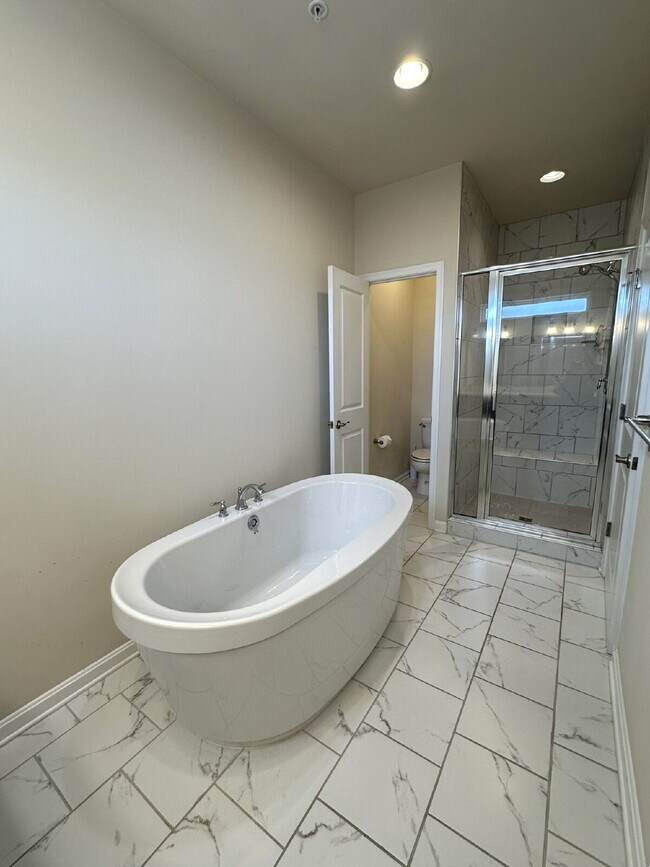 Building Photo - Luxury Townhome in Frederick