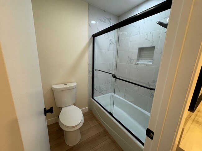 Building Photo - Move in ready Condo!