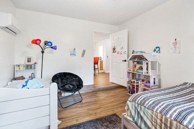 Building Photo - Spacious rental in desirable neighborhood ...