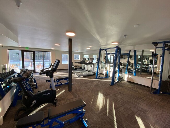 Building Photo - Ground Floor 2 Bed/2 Bath Unit with Great ...